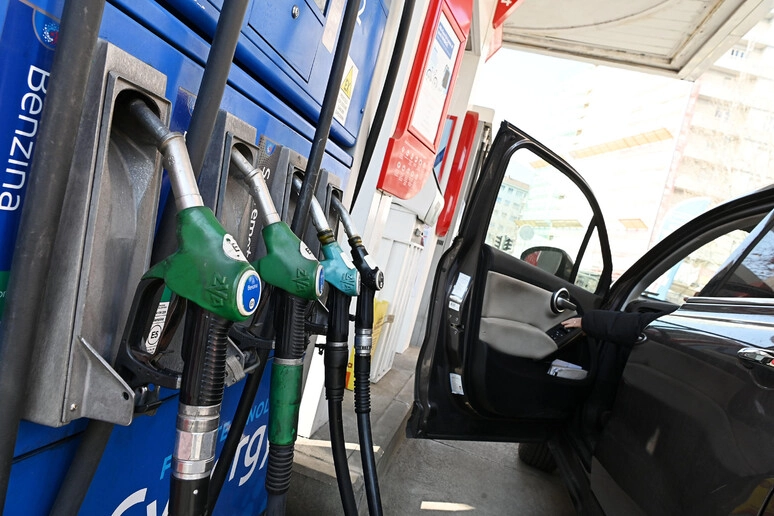 Benzina, nuovi rincari. Il prezzo dei carburanti continua a salire (Foto repertorio Ansa)