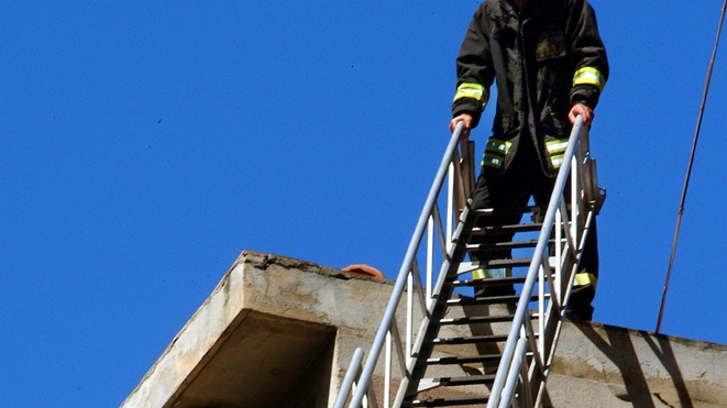 Per aiutare l'uomo a scendere sono intervenuti i pompieri (foto d'archivio)