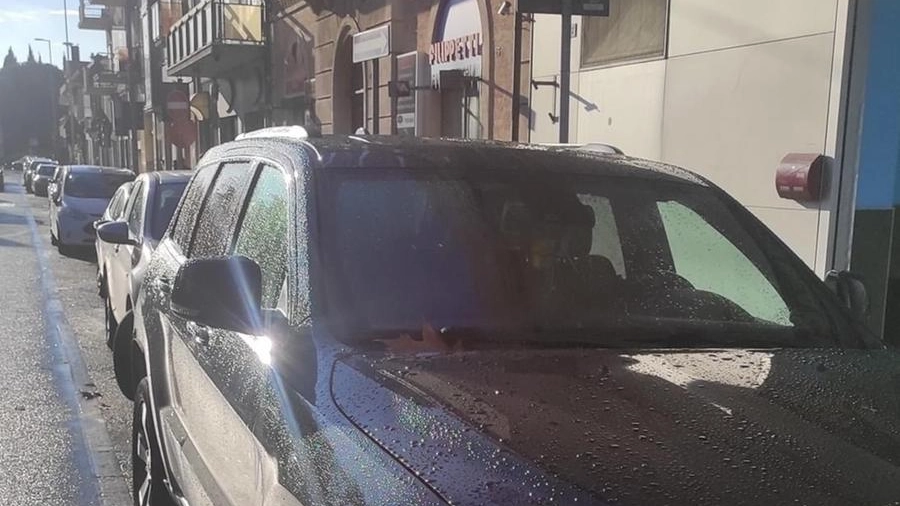 Il Jeep Cherokee che giovedì scorso i ladri hanno tentato di rubare in via Flaminia