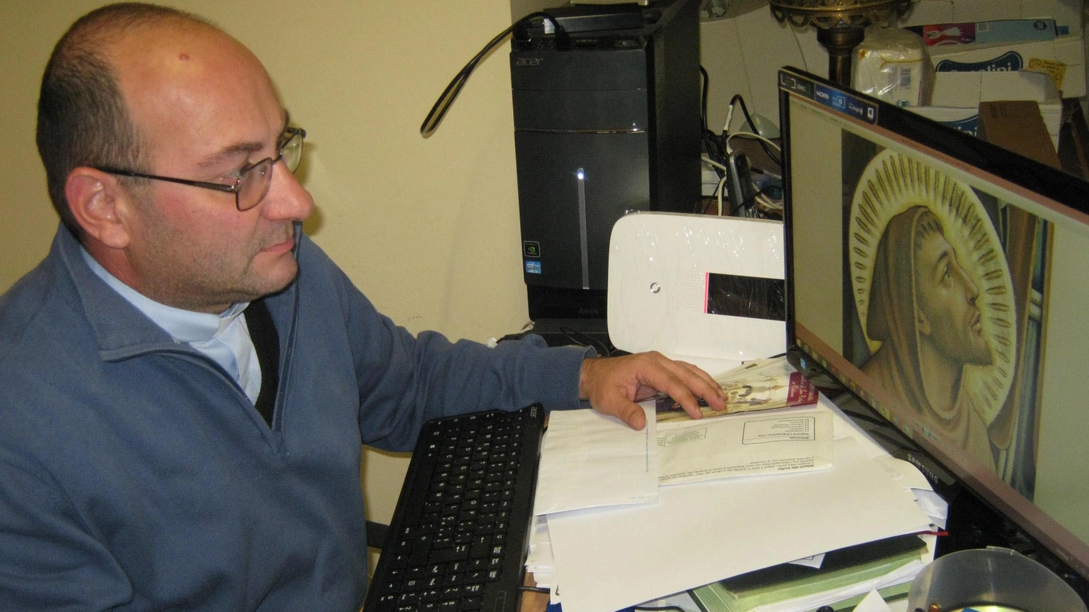 Don Mirco Bianchi, 43 anni, parroco di Villamarina e Gatteo Mare (Cesena), al computer