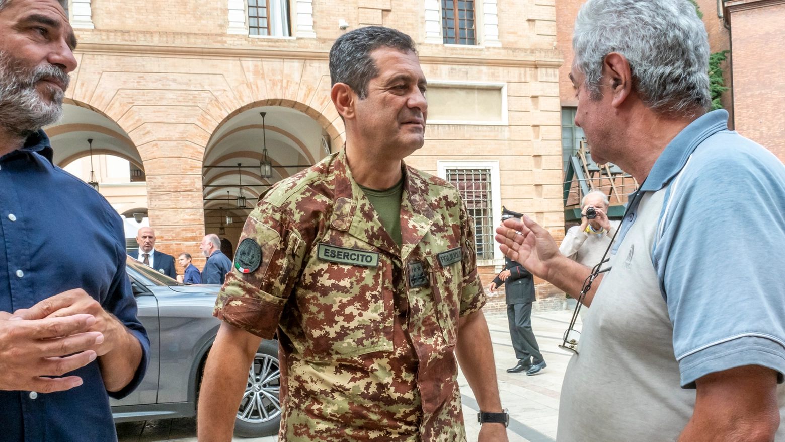 Il generale Figliuolo incontra i cittadini alluvionati in Romagna