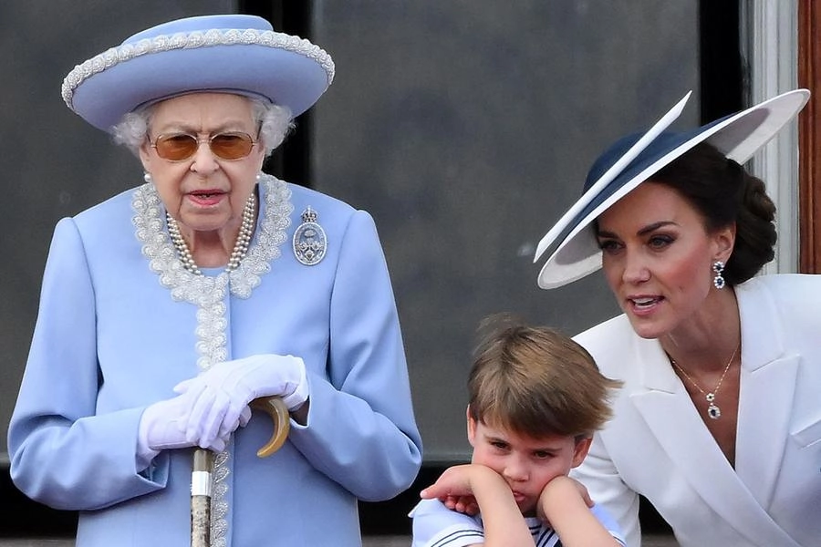 Louis con mamma Kate e Elisabetta II al Giubileo di platino della Regina (Ansa)