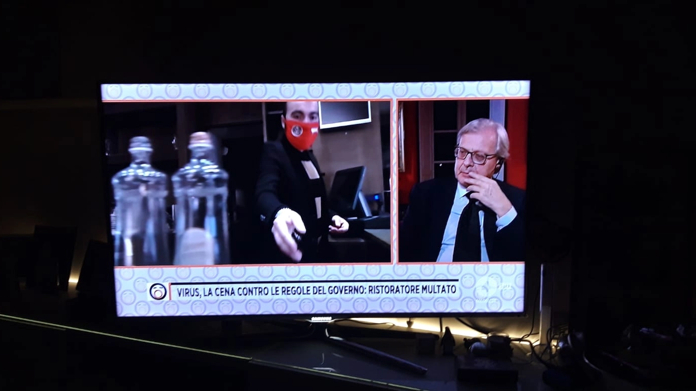 Umberto Carriera e Vittorio Sgarbi in collegamento in tv a 'Fuori dal coro'
