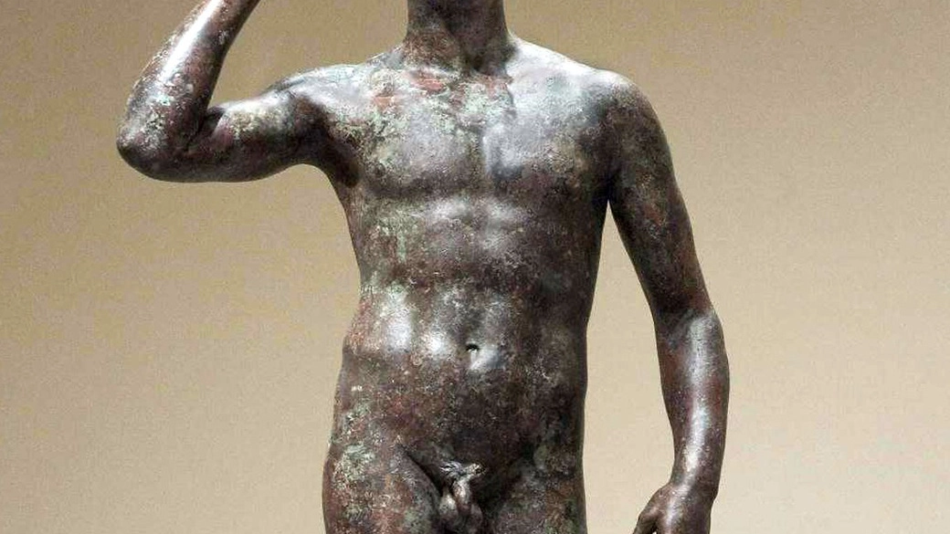 Il Lisippo, altrimenti detto l’Atleta di Fano, creazione in bronzo. Lo scultore, Lisippo appunto, fu attivo in Grecia dal 372-368 a.C. fino alla fine del IV secolo 