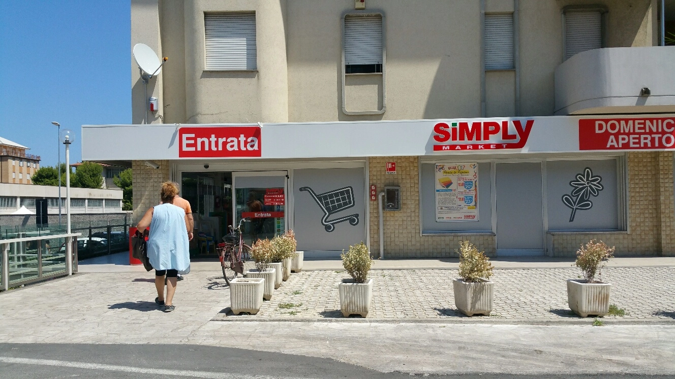 L'entrata del supermercato rapinato all'ora di pranzo (foto Zeppilli)