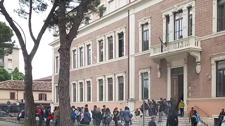 La scuola media Giovanni Paolo II resta all'ex Tribunale