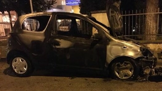 La Toyota Yaris distrutta  dalle fiamme