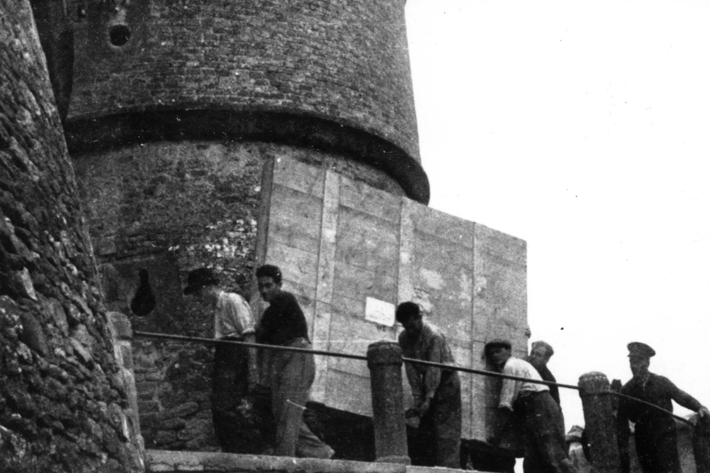 Foto d'epoca, lo spostamento di alcuni dipinti nella Rocca di Sassocorvaro