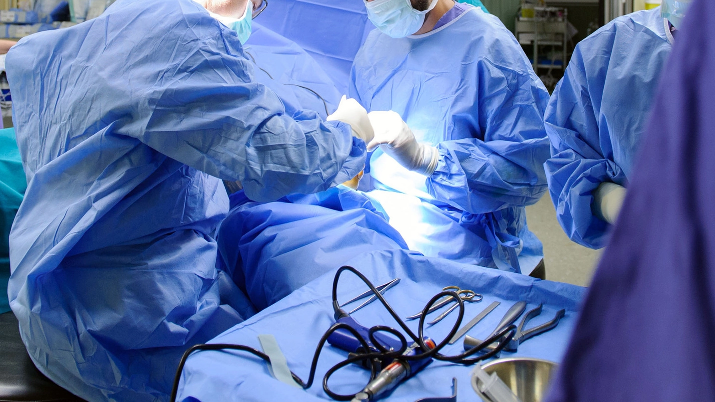Un intervento chirurgico in sala operatoria (foto d’archivio)