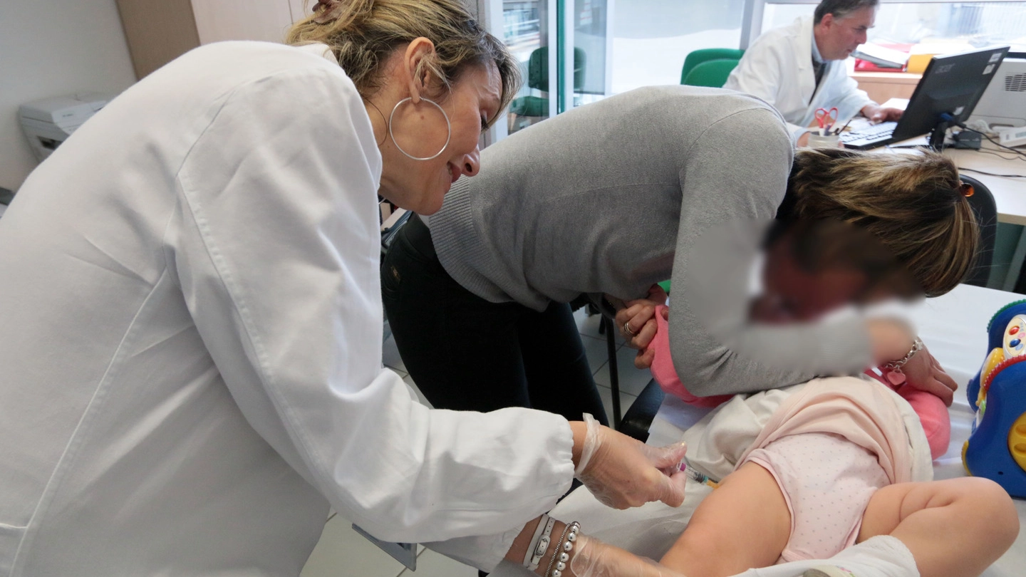 Una bambina viene vaccinata (foto d’archivio)