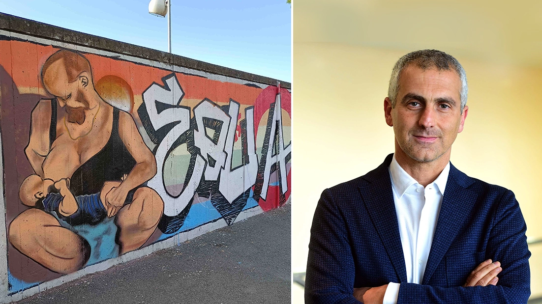 Il murales dell'uomo che allatta che ha scatenato la polemica e il sindaco di Rimini Jamil Sadegholvaad