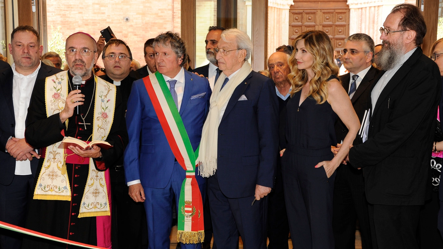 Presenti il sindaco Pezzanesi,  il vescovo Marconi, l’imprenditore Moschini, il direttore Zenobi e l’architetto De Lucchi (foto Calavita)