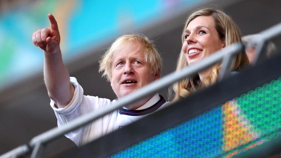 Il premier Boris Johnson, 57 anni, assieme alla moglie Carrie Symonds, 33 anni