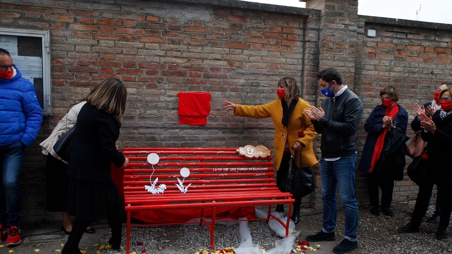 Ravenna, inaugurata la panchina rossa in memoria di Elisa Bravi