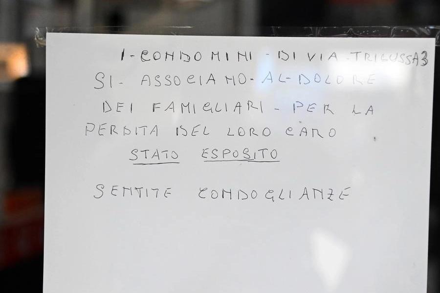 Il cartello apparso sulla vetrina della lavanderia di Strato Esposito