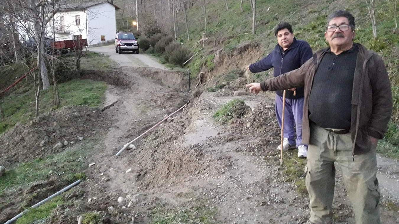 I fratelli Gerardo e Vito Grande mostrano la via che conduce a una delle loro case, letteralmente sprofondata