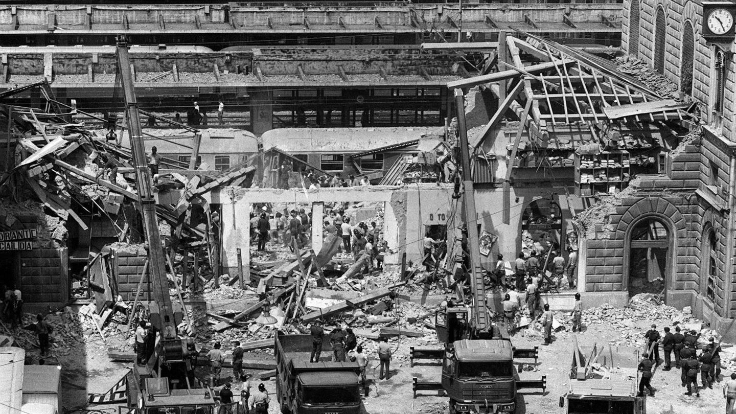 La stazione di Bologna devastata dalla bomba
