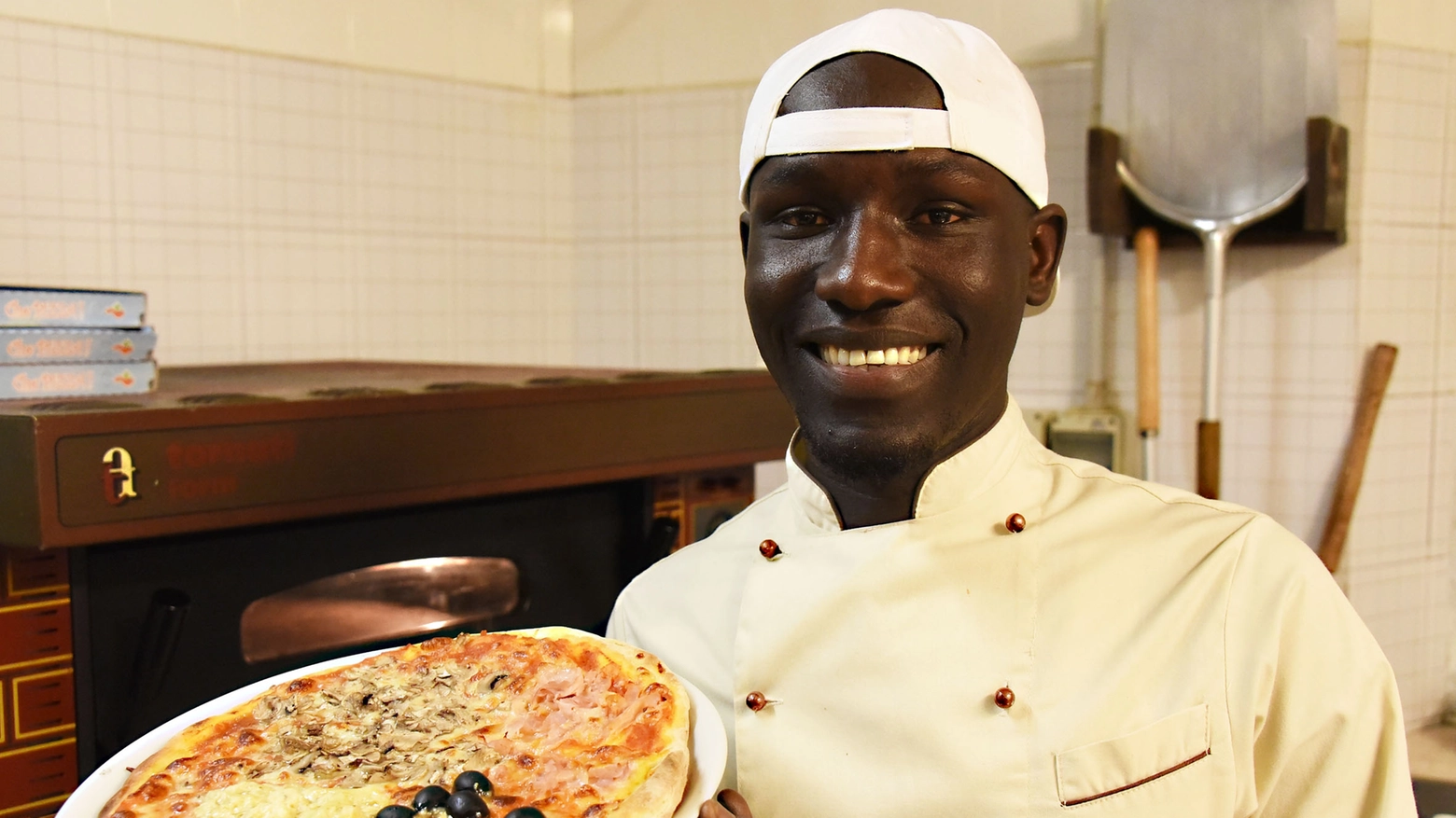Masamba Gaye, il giovane pizzaiolo della Locanda Malatesta (foto Migliorini)