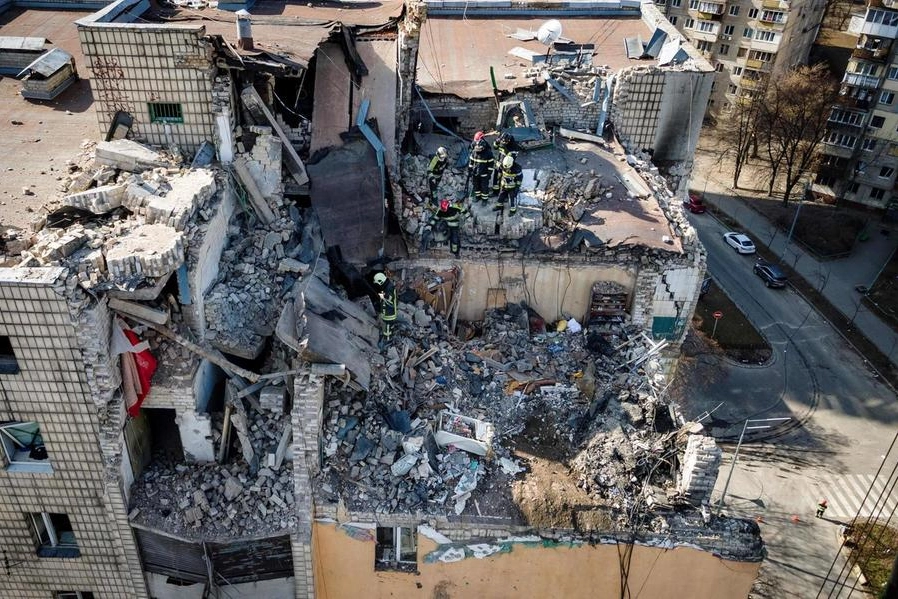 Kiev: un palazzo residenziale danneggiato dai missili (Ansa)
