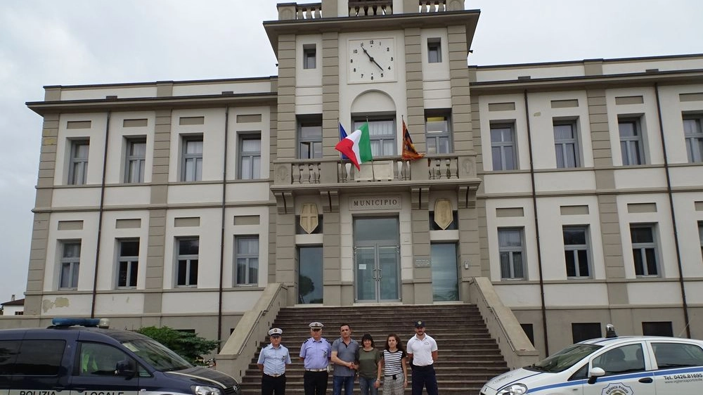 Guardie, Polizia locale e amministratori davanti al municipio di Porto Viro
