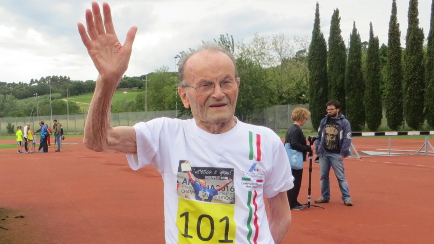 Peppe Ottaviani ha compiuto 102 anni, il saluto in divisa da atleta