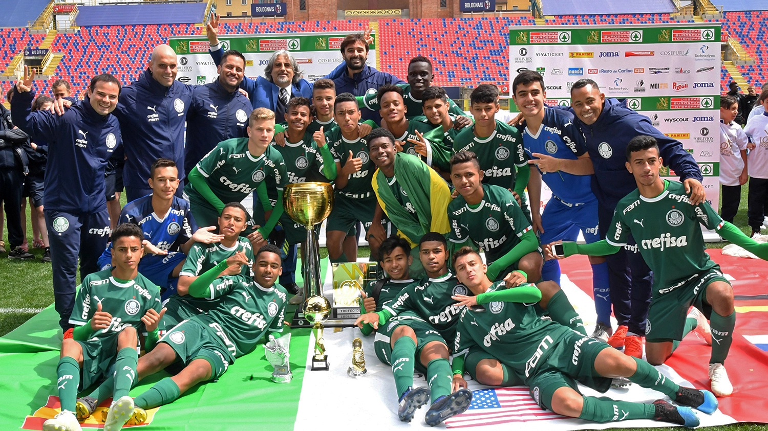 Il Palmeiras con la coppa di We Love Football