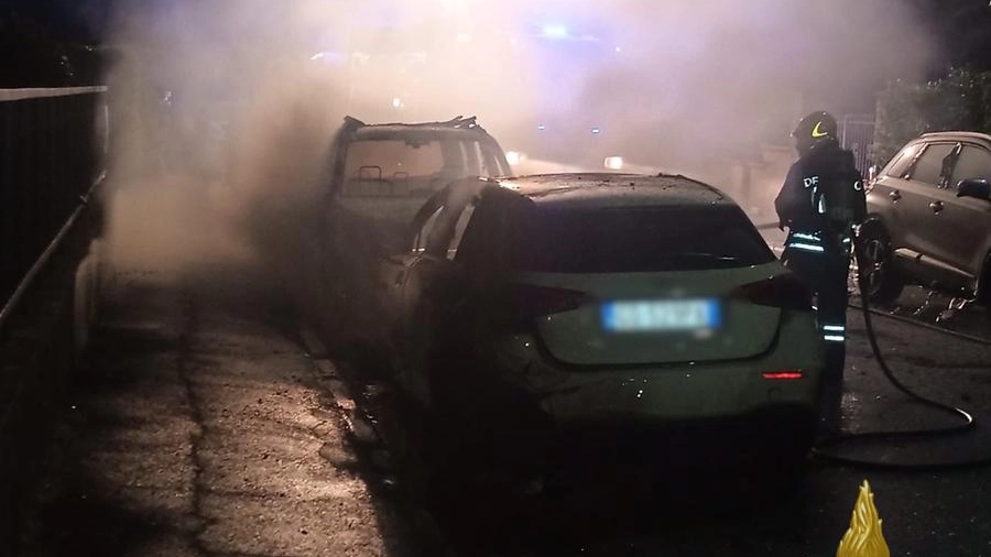 In fiamme tre auto in via Umberto Ridolfi a Prato