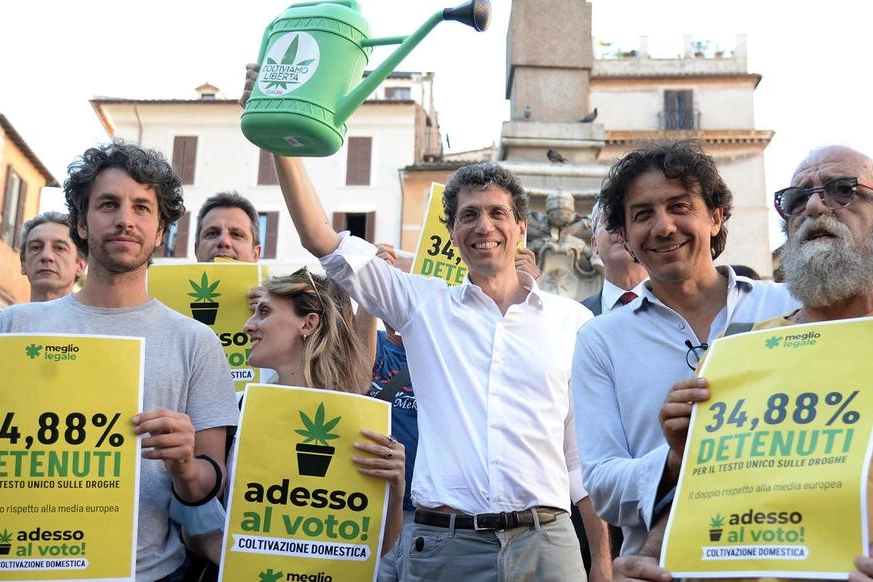 Mattia Santori (a sinistra)  al sit-in di Roma sulla cannabis legale