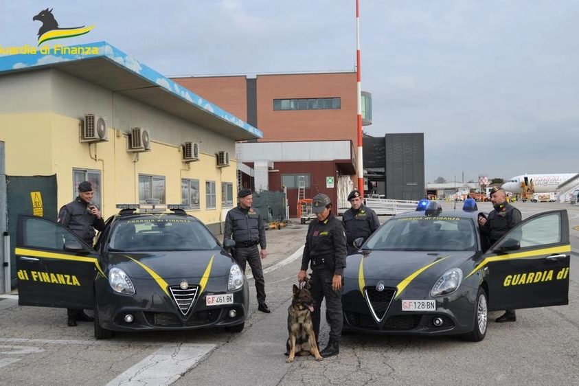 I finanziari durante i controlli all'aeroporto di Treviso 