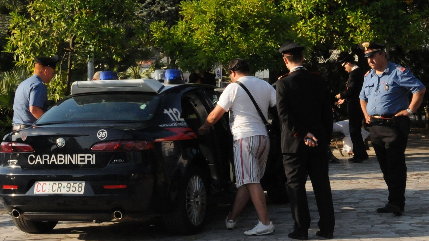 I carabinieri portano via un arrestato (foto archivio)
