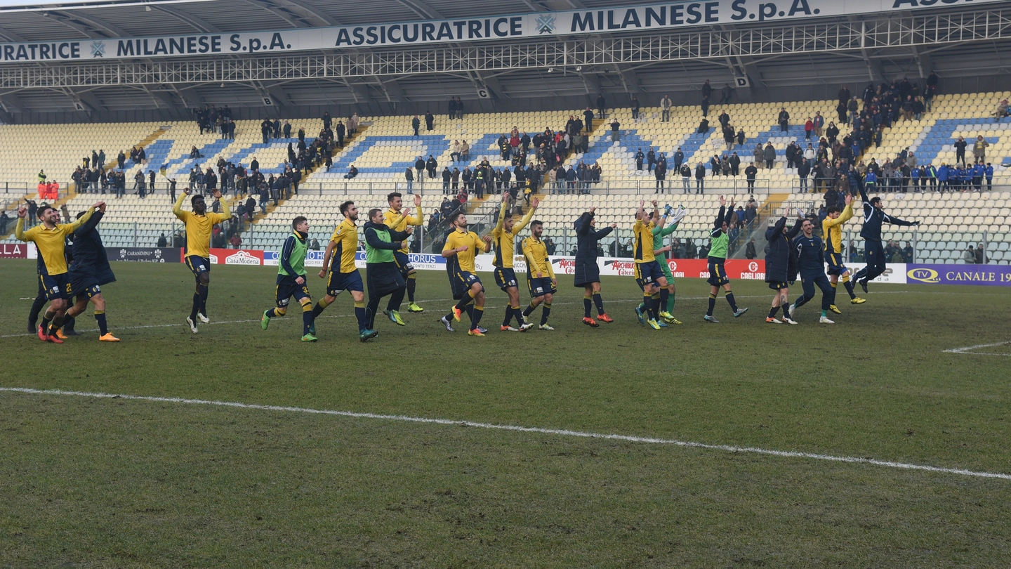 La gioia dei giocatori del Modena al termine della partita vinta per 2-1 contro l’Ancona