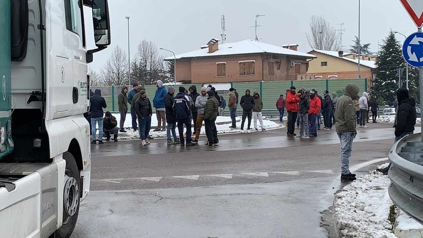 I manifestanti bloccano la Vignolese