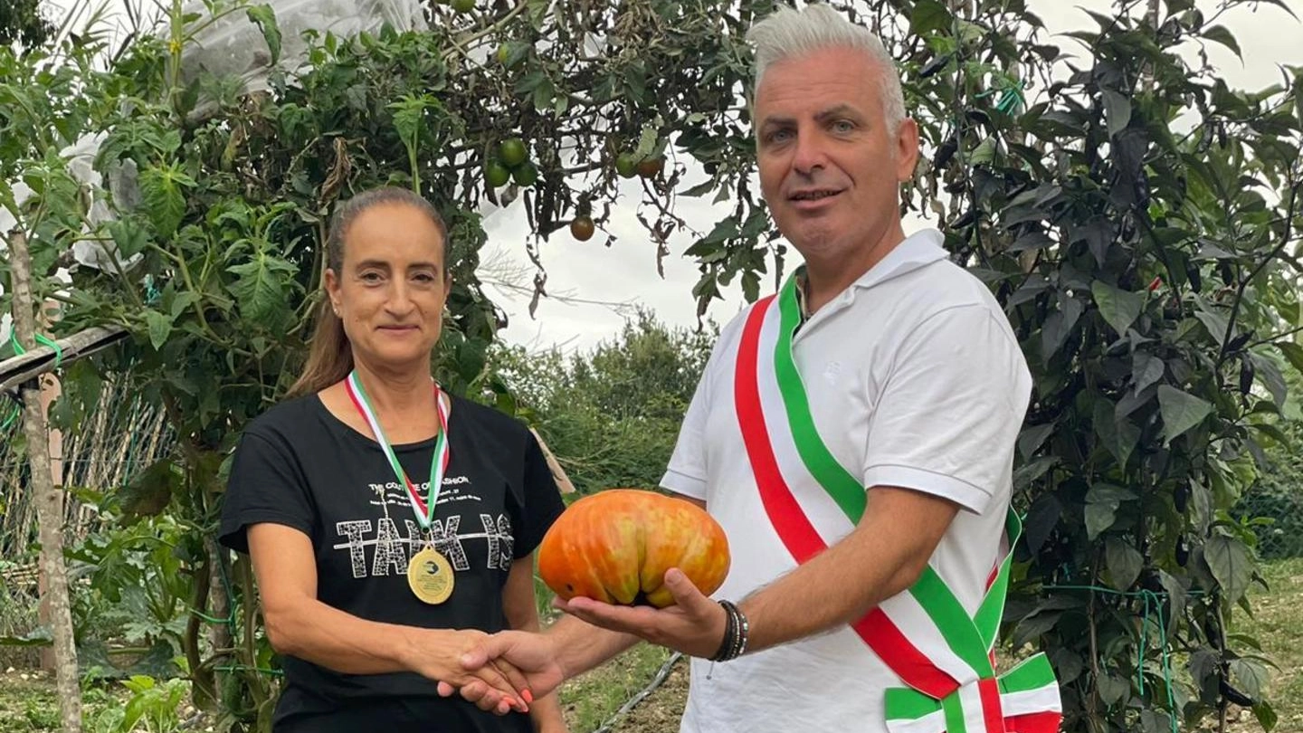 Maria Pia Renzi con il sindaco Daniele Grossi e il maxi-pomodoro