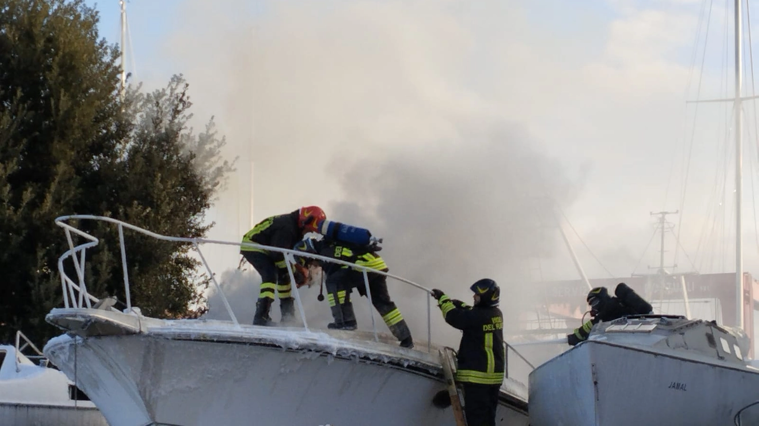 Allarme al porto di Civitanova, sul posto sono intervenuti subito i vigili dle fuoco che hanno spento il rogo