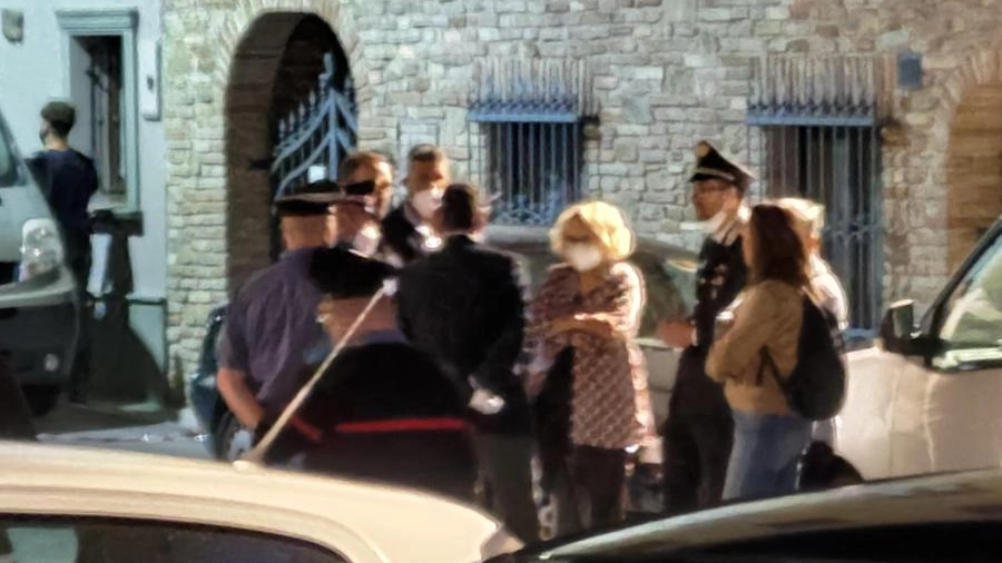 Il pm Maria Letizia Fucci davanti alla casa in cui si è consumata la tragedia 