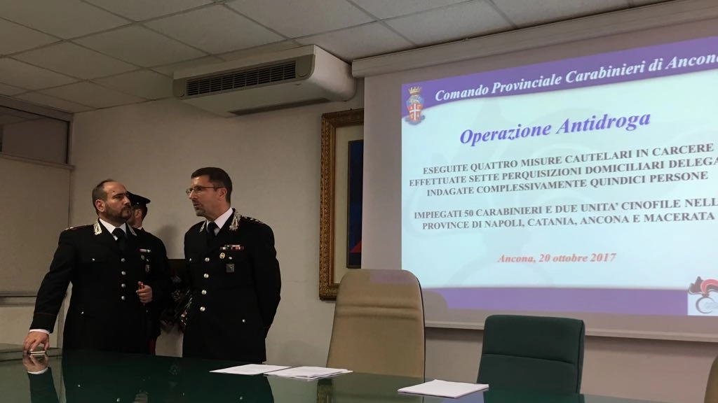 I carabinieri illustrano l'operazione antidroga