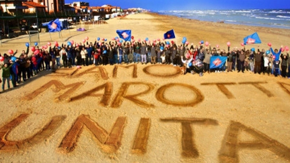 I sostenitori dell’accorpamento amministrativo di Marotta in spiaggia. La loro vittoria potrebbe essere ribaltata (foto Franceschetti)