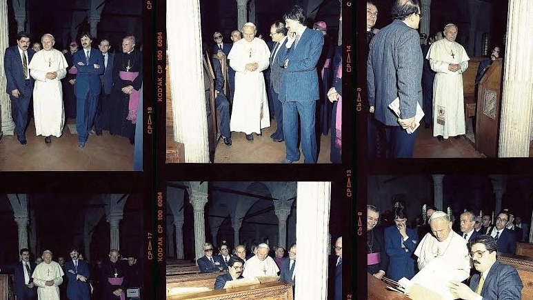 Documenti e foto di visitatori illustri da Giovanni Paolo II a Tonino Guerra