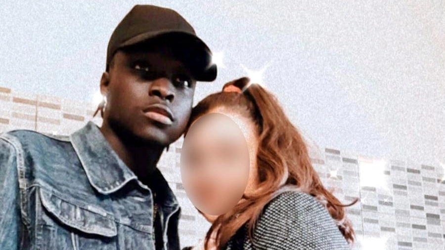 Diongue Madiaye assieme alla propria fidanzata, con cui il giovane 21enne stava da 2 anni