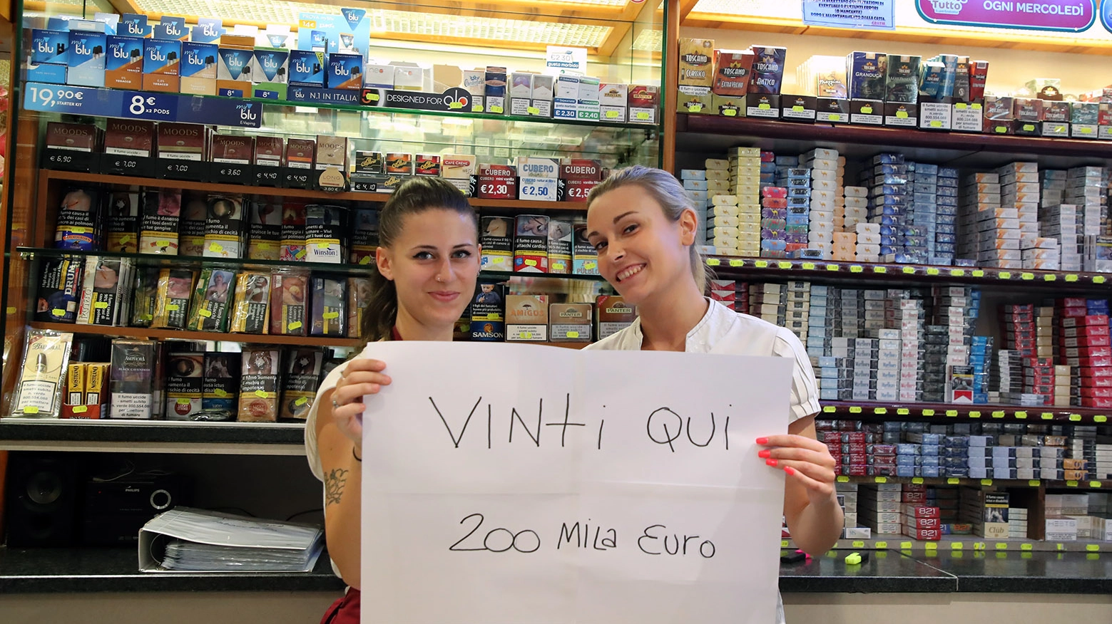 Vinti 200mila euro al bar Luisa, Giulia e Clara mostrano il cartello della super vincita