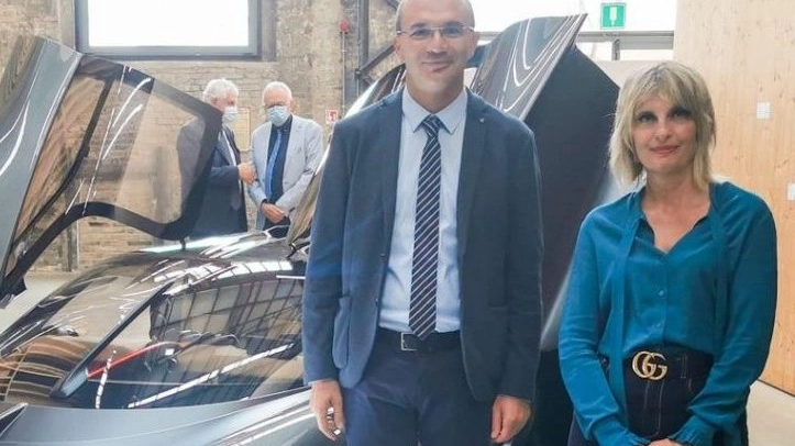 Il sindaco Luca Vecchi con la manager della società automobilistica, Katia Bassi
