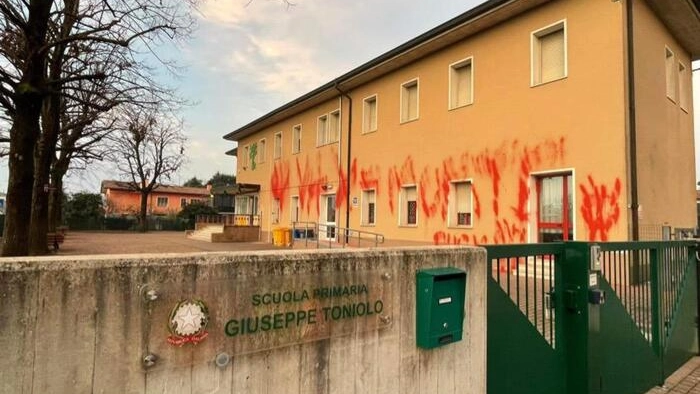 La facciata imbrattata di vernice rossa della scuola elementare a Treviso (Ansa)