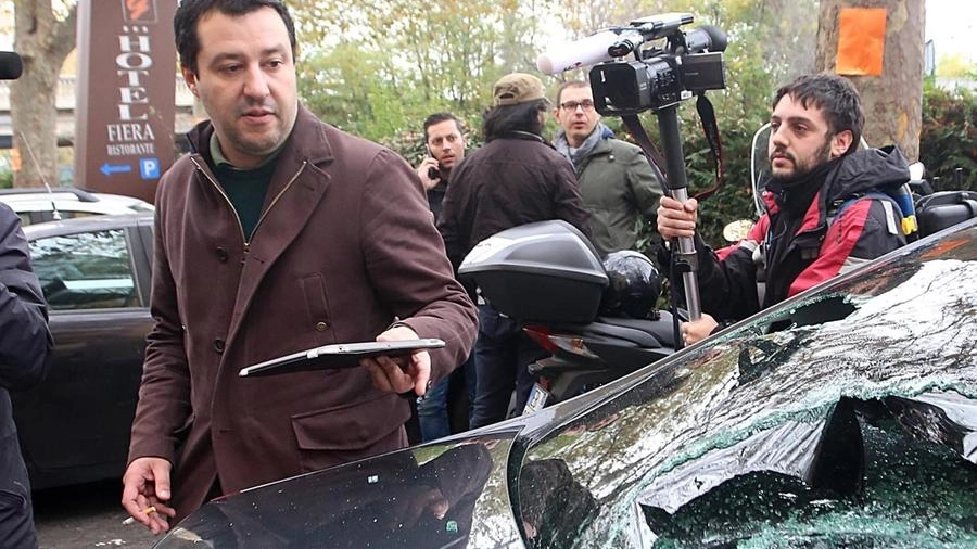 Matteo Salvini davanti all’auto sfasciata dagli antagonisti: era l’8 novembre 2014