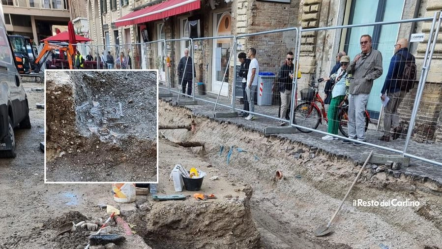 Dagli scavi della piazza emerge anche lo scheletro di un bambini