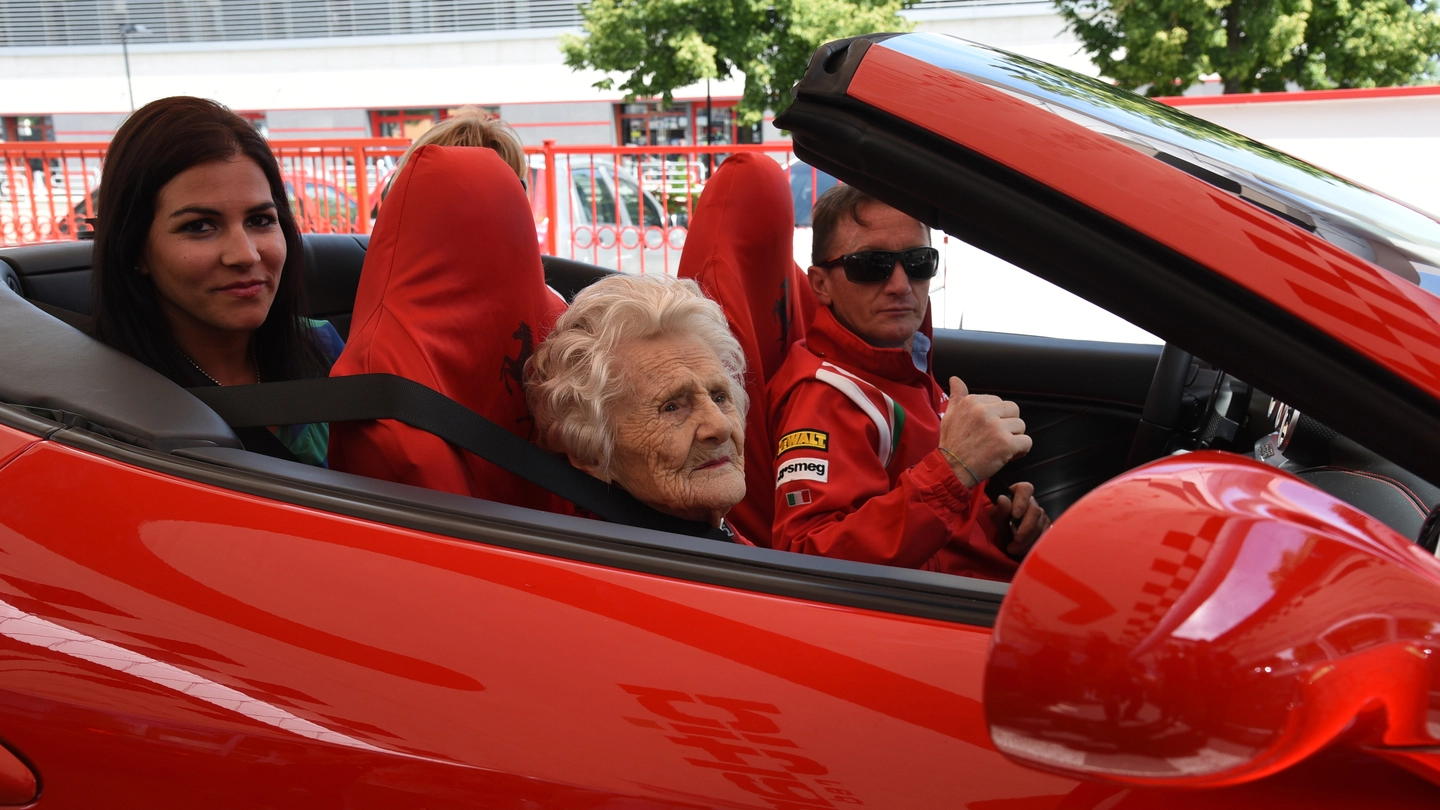 Ida Reggiani fa un giro in Ferrari a 104 anni (foto Fiocchi)