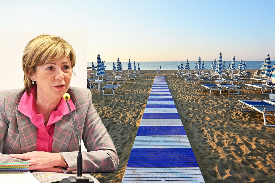 La sindaca di Riccione Daniela Angelini e una spiaggia