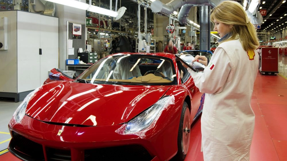 Ferrari, le donne guadagnano come gli uomini