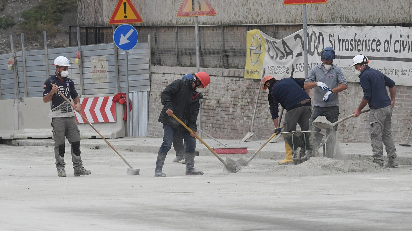 Via Zanardi, pulizie dopo il ribaltamento del silos di cemento (Foto Schicchi)