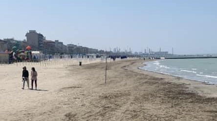 I bagnini ripuliscono la spiaggia piena di detriti dopo il maltempo
