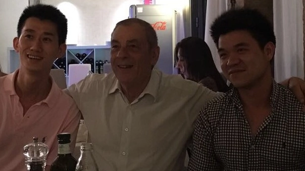 A sinistra Chen Yunlei, barista di Nonantola, al centro Antonio  Caliendo e a destra un amico; foto scattata in un ristorante